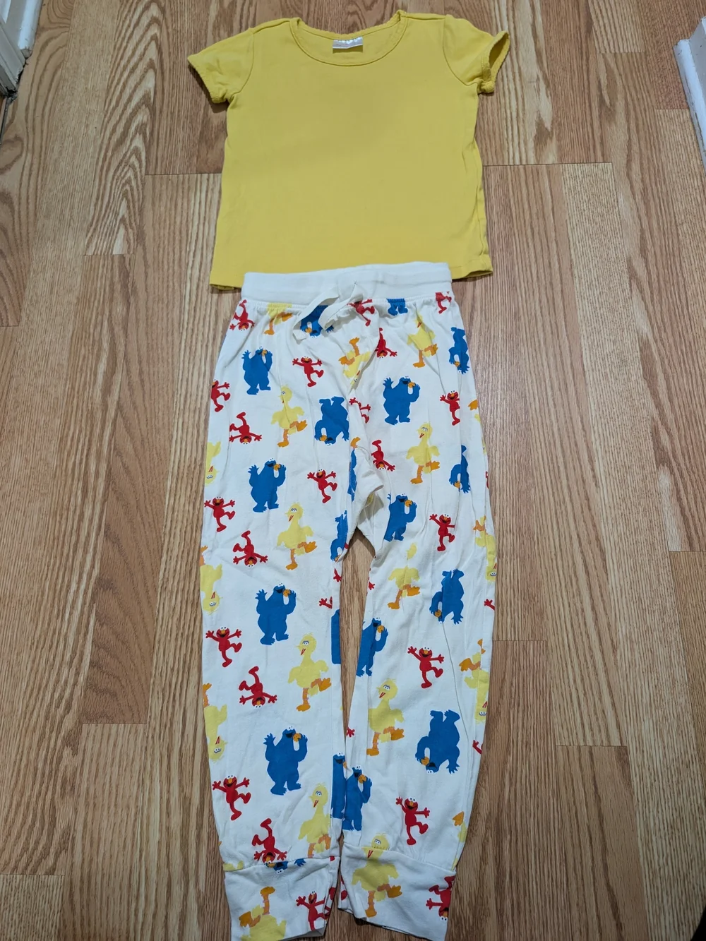 Hanna Andersson Yellow Top Sesame Street Print Joggers 110 5T